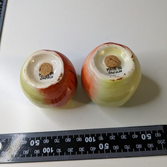 Apple Shaped Salt and Pepper Shaker Made in Japan - Picture 13 of 14
